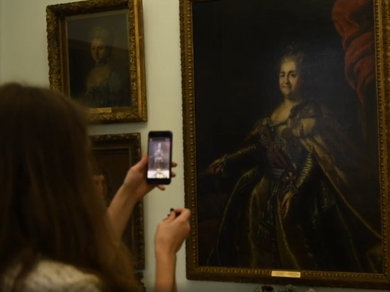 С помощью телефона и приложения горожане узнают новое о картинах Таганрогского художественного музея