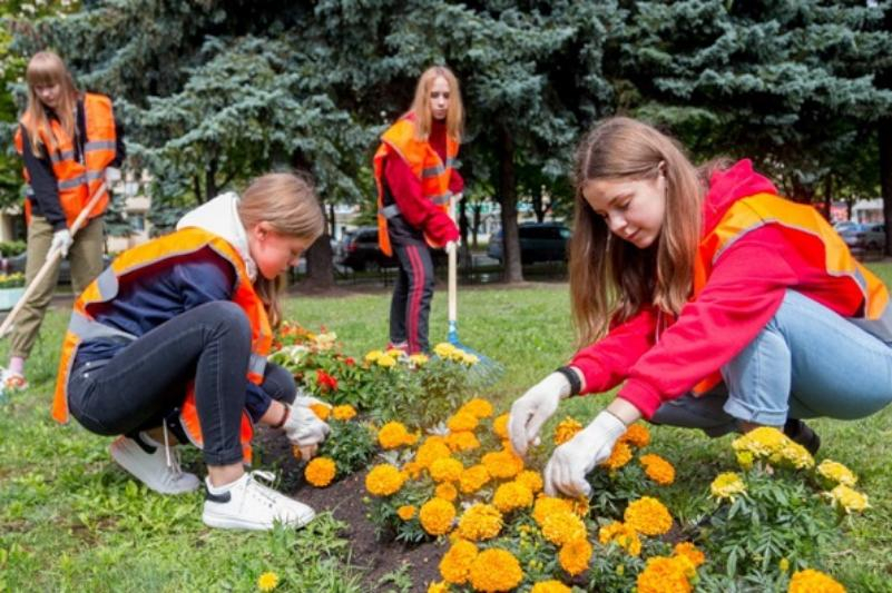 Более 11 тысяч подростков нашли временную работу в Ростовской области