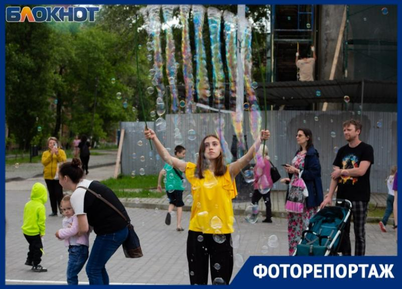 Погода помешала в полной мере провести праздник мыльных пузырей в Таганроге