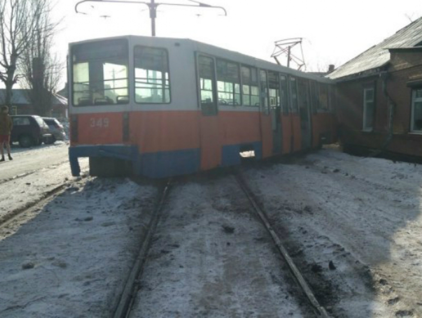Трамвай №5 сошёл с рельсов и врезался в частный дом в Таганроге