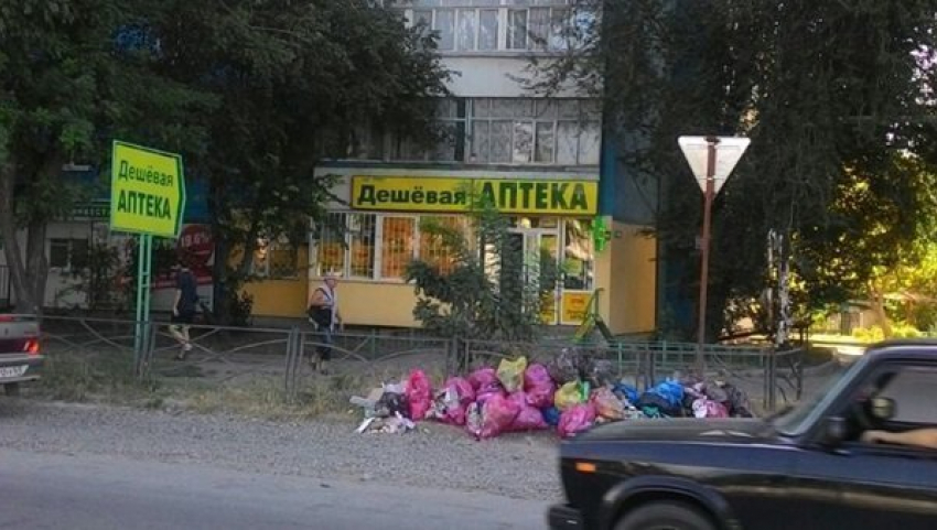  В Таганроге на улице Москатова люди устоили свалку