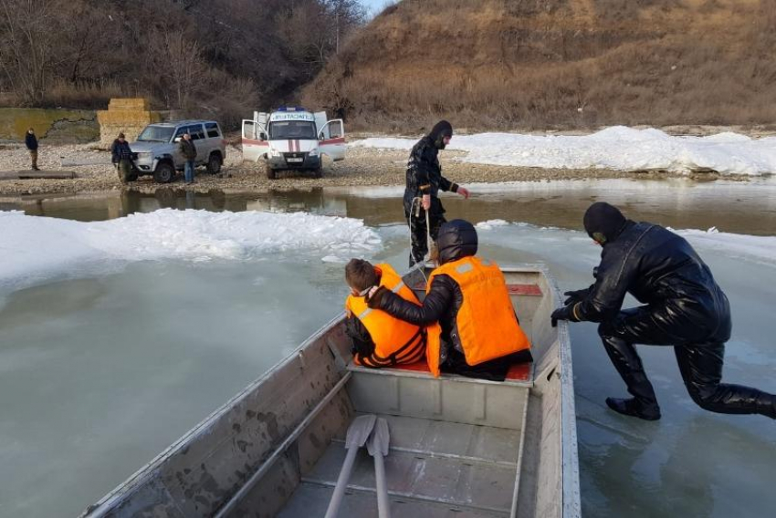 Под Таганрогом двух детей унесло на льдине