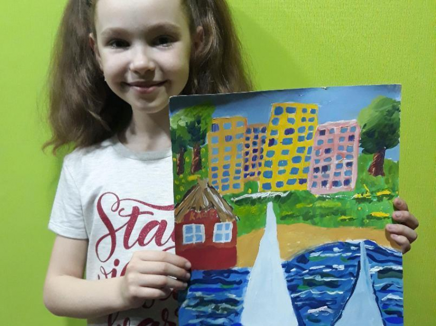 Первая участница конкурса Маша Грошева посвятила рисунок родному городу