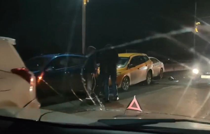 Многокилометровый затор парализовал движение в Таганроге после массового ДТП на Бакинском мосту