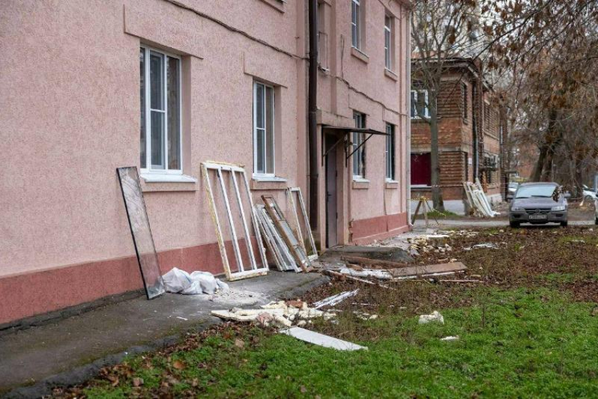 О темпах устранения последствий атаки БПЛА рассказали в Таганроге 