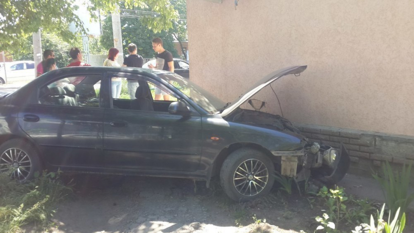 В Таганроге в результате ДТП иномарка врезалась в магазин