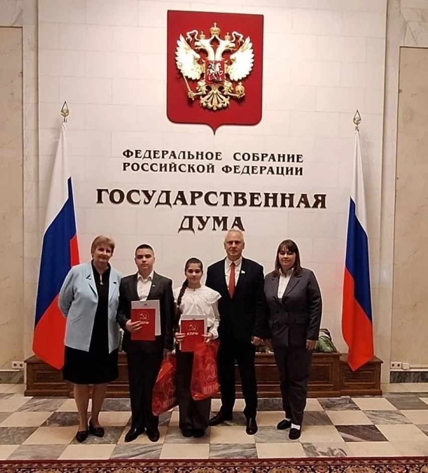 Школьники из Таганрога покорили Госдуму: брат и сестра победили в космическом конкурсе