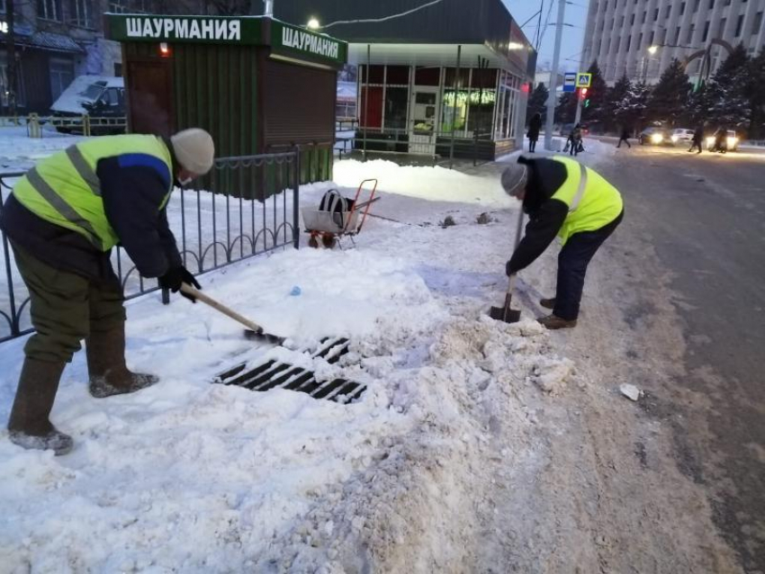 Бегут ручьи... В Таганроге начал таять снег