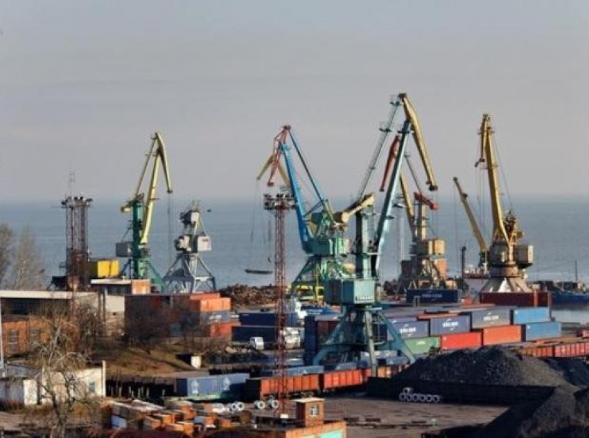 Будни морского порта Таганрог: оборот нефти и зерна сохранился, а импортных товаров — снизился