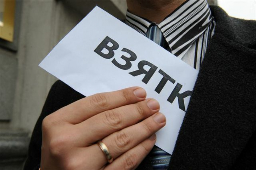 Экс-жилищного инспектора Ростовской области осудили на 3 года за взятку