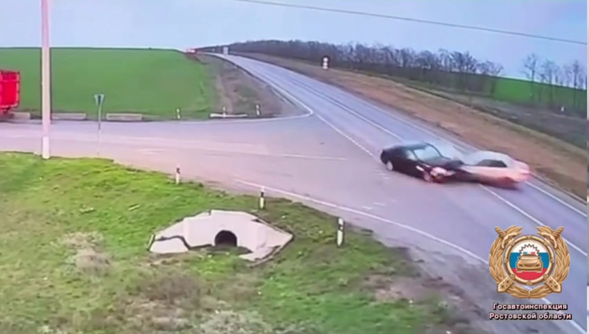 Лихач на деревенской дороге под Таганрогом устроил краш-тест трём автомобилям