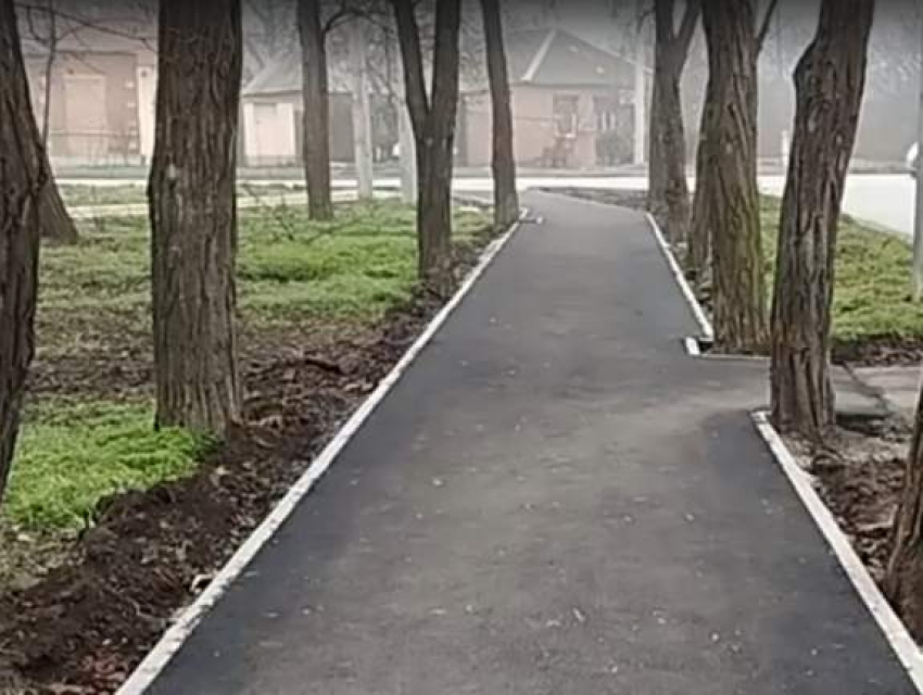 В таганрогском сквере «Больничном» появился тротуар, которого изначально не планировали
