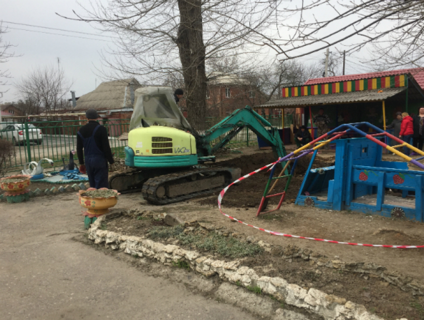 В Таганроге  появилась яма в детском саду