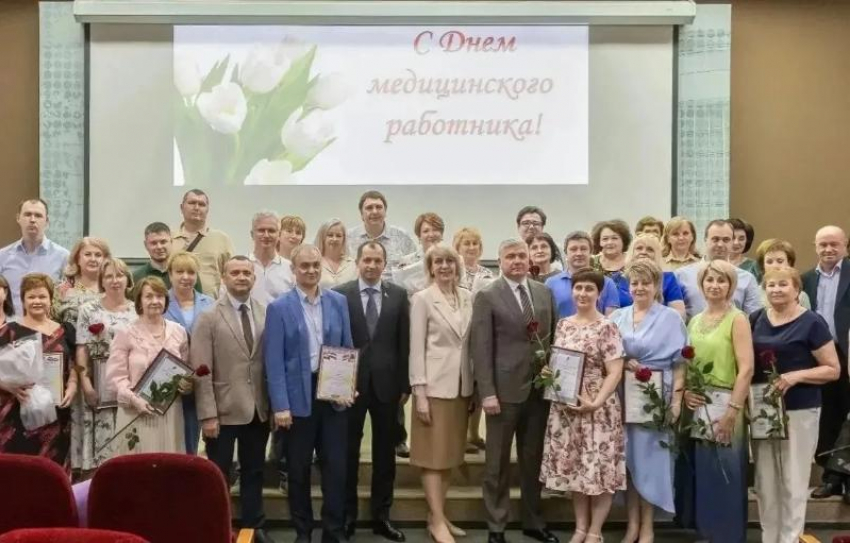 Медики Таганрога получили награды накануне профессионального праздника