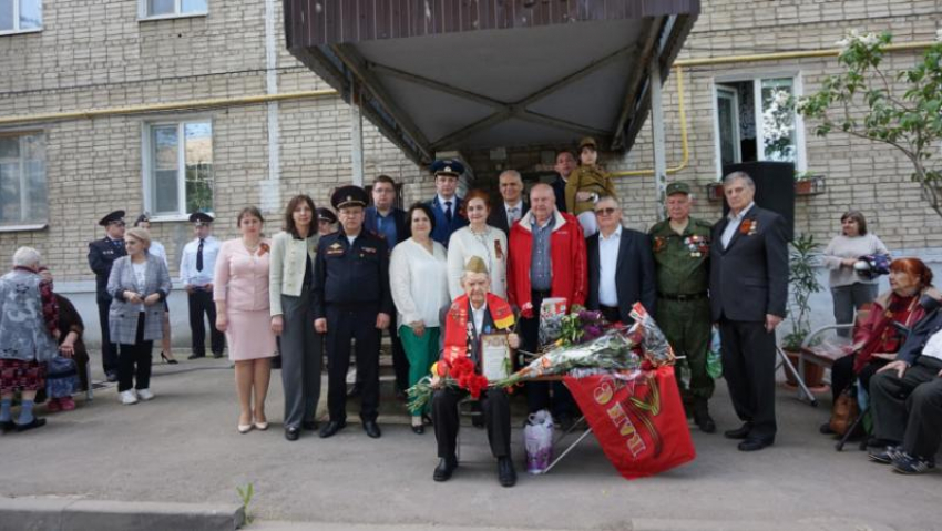 В Таганроге поздравили ветерана Юрия Бородиенко концертом под окнами его дома 