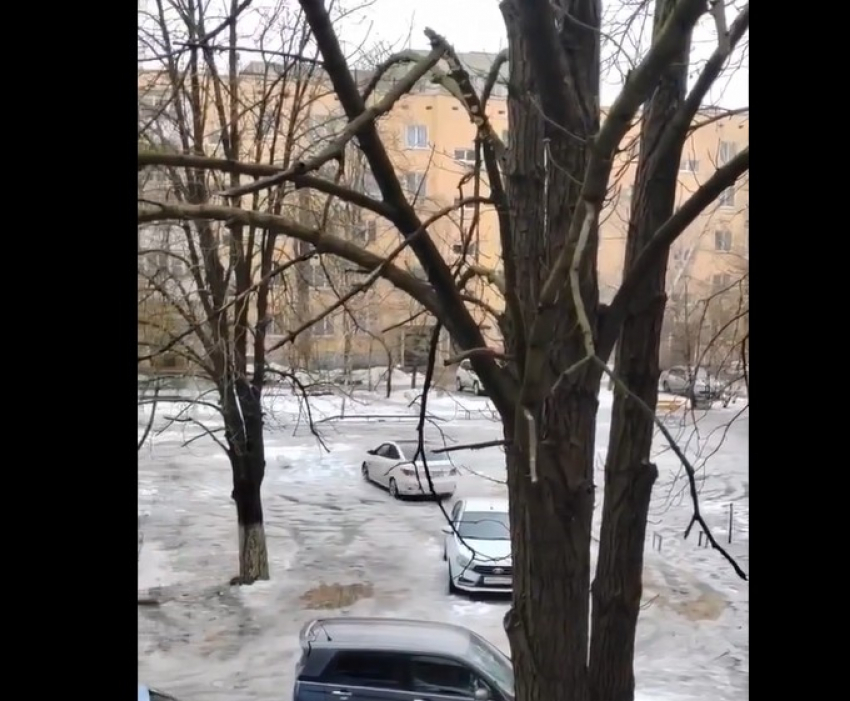 Водитель устроил дрифт на детской площадке на Дзержинского