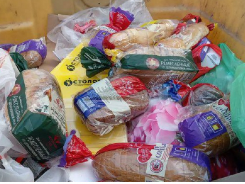 Таганрожцев взволновал хлеб, выброшенный в мусор