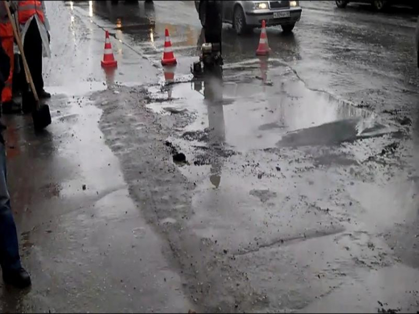 "Что мне дождик проливной?": дороги в Таганроге кладут в непогоду