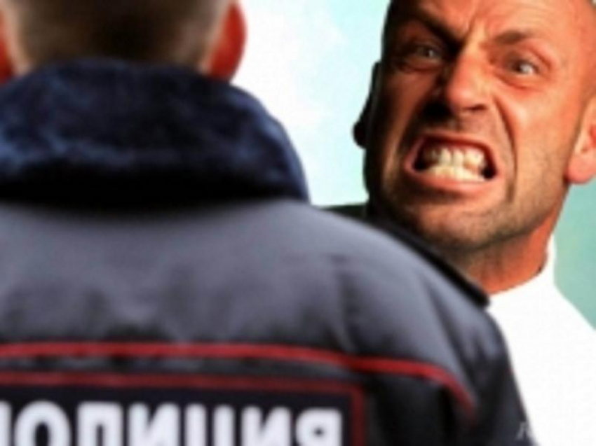 Уголовное дело завели на таганрожца, ударившего полицейского