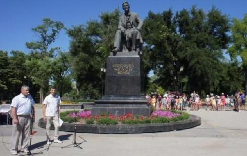 В Таганроге почтили память Антона Чехова