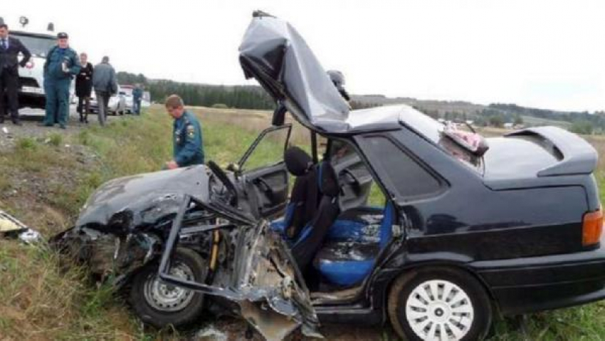 В Неклиновском районе в страшном ДТП погибли двое человек