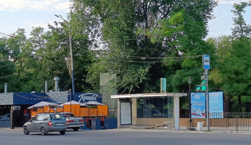 Бессовестные вандалы испортили остановку в Таганроге 