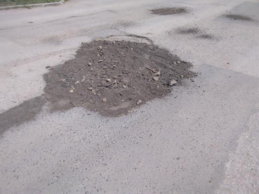 "Грязесмесь» или «латки до дождя» – таков ремонт дорог в Таганроге