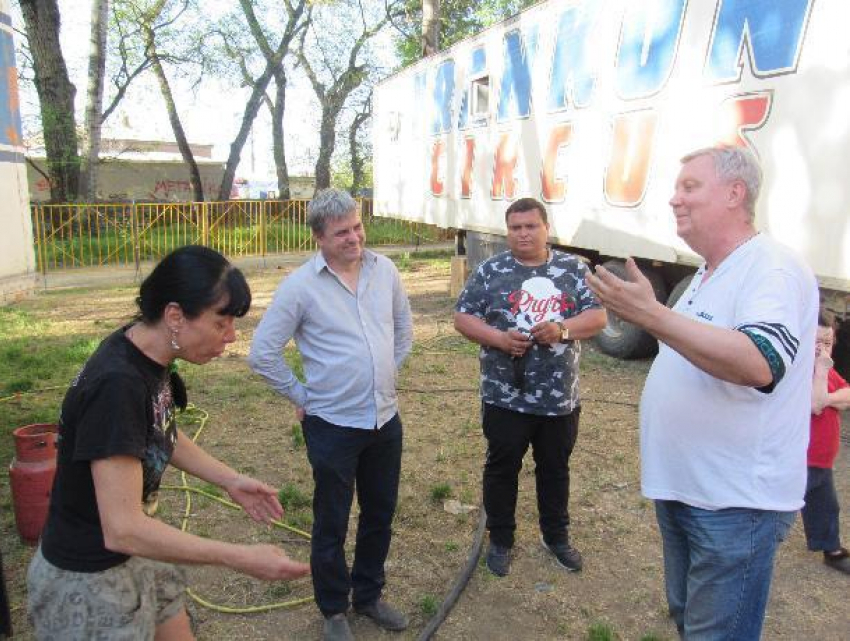 В Таганроге блогер, депутат и представитель циркачей обсуждали нечистоты в парке