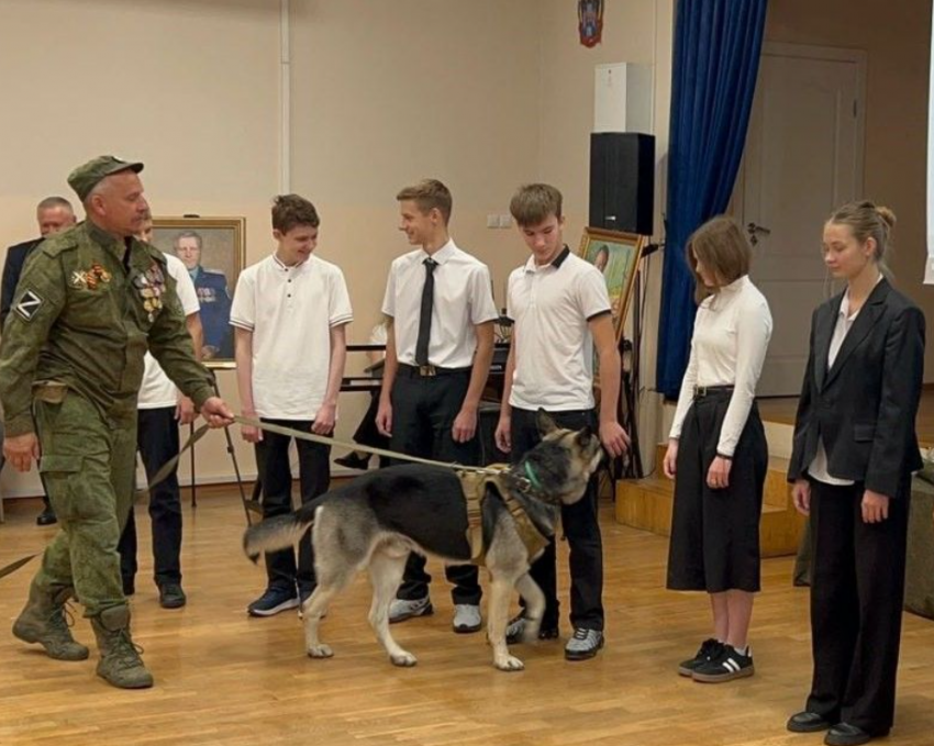 Учеников Донской гимназии посетил казак-ветеран с боевым псом