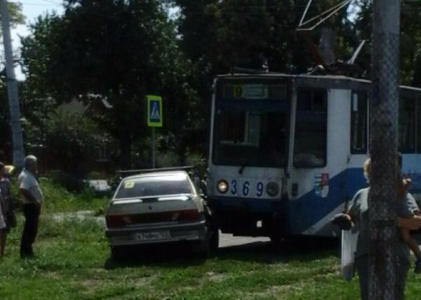 В Таганроге трамвай взяв на таран легковушку протащил ее по путям