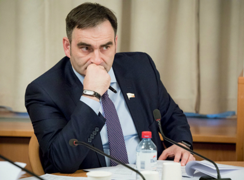 «Просто совпадение?»: депутата Госдумы от Таганрога Юрия Кобзева заподозрили в отсутствии личного мнения
