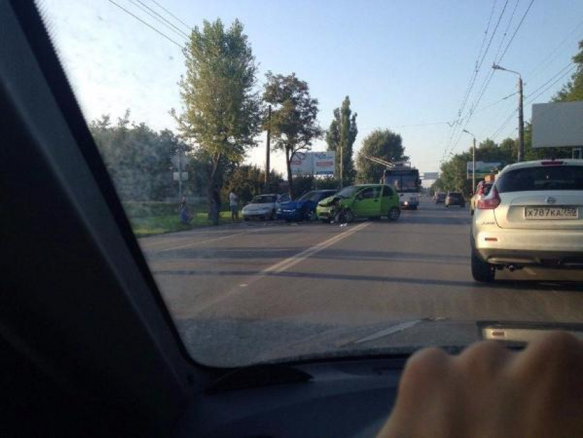 Две легковушки не поделили широкую дорогу в Таганроге