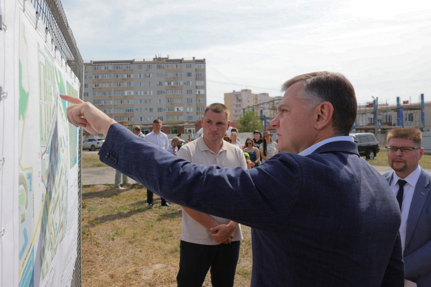 Юрий Слюсарь посетил Таганрог и ответил на обращения горожан