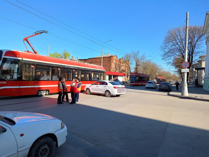 Трамваи под ударом: в Таганроге с начала года уже 19 ДТП по вине автомобилистов