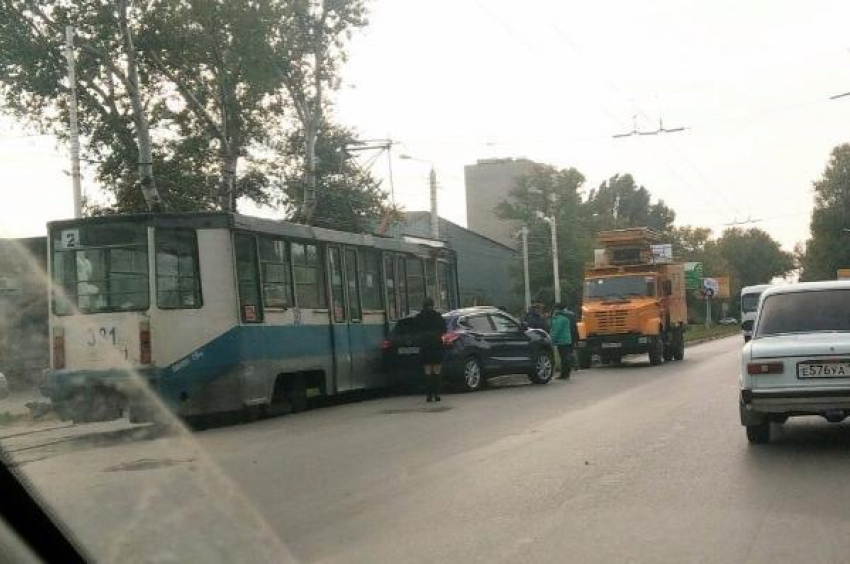 В Таганроге сине-белый трамвай протаранил иномарку