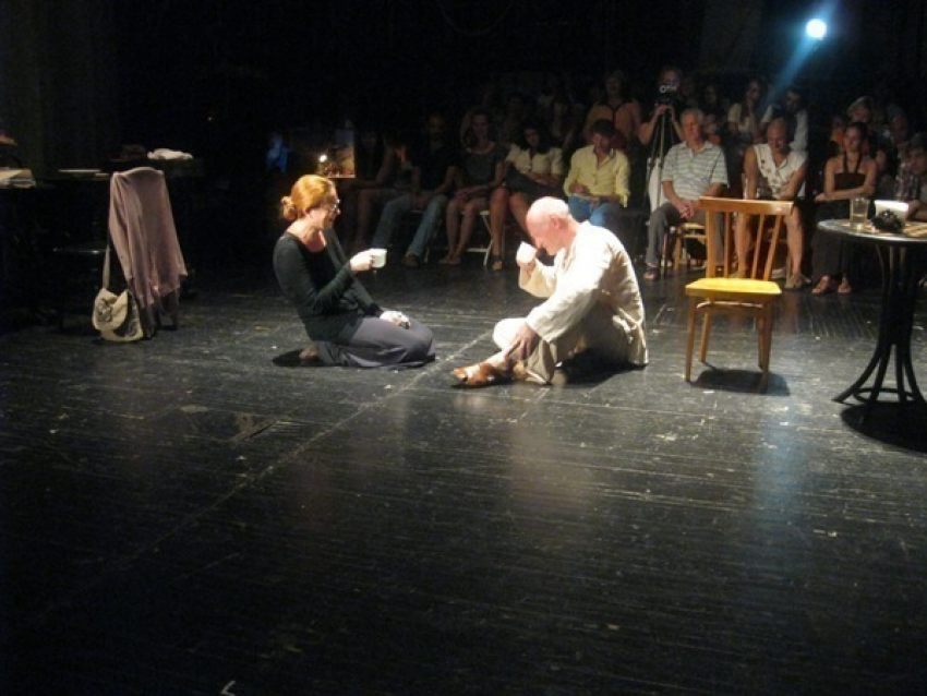 В Таганроге за один вечер зрители проделали «долгий актерский путь от входа до сцены»