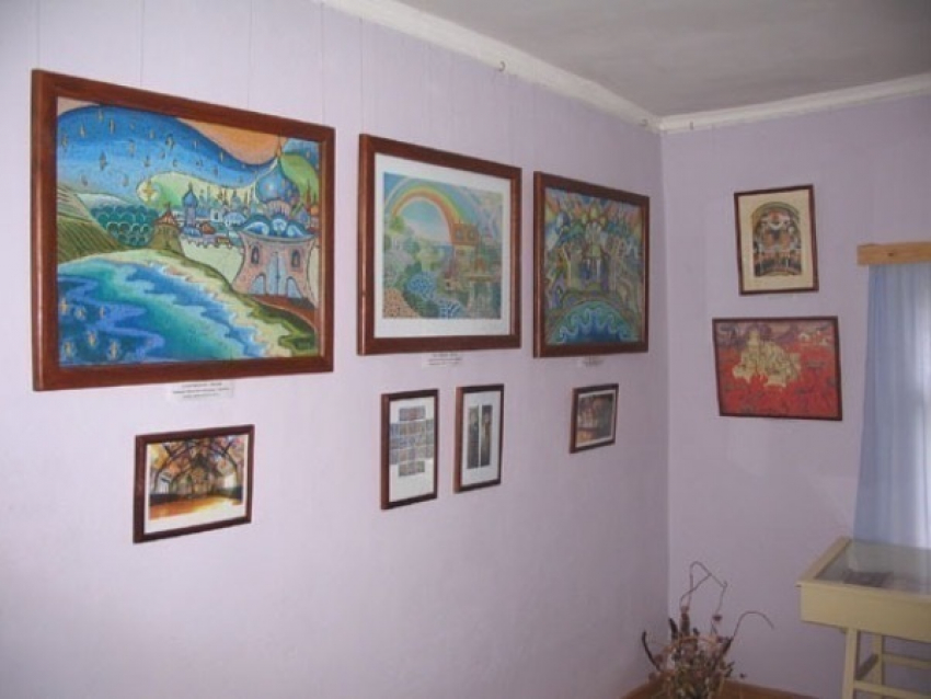 Работы юных таганрогских художников покорили сердца посетителей межрегиональной выставки