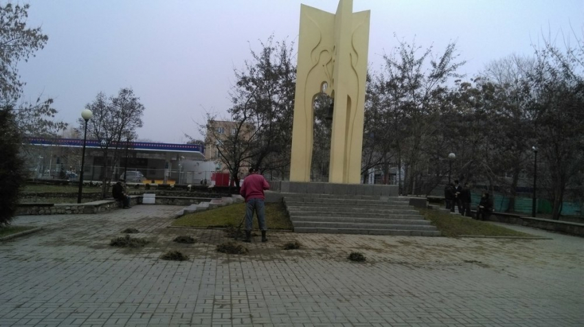 В Таганроге продолжаются субботники 