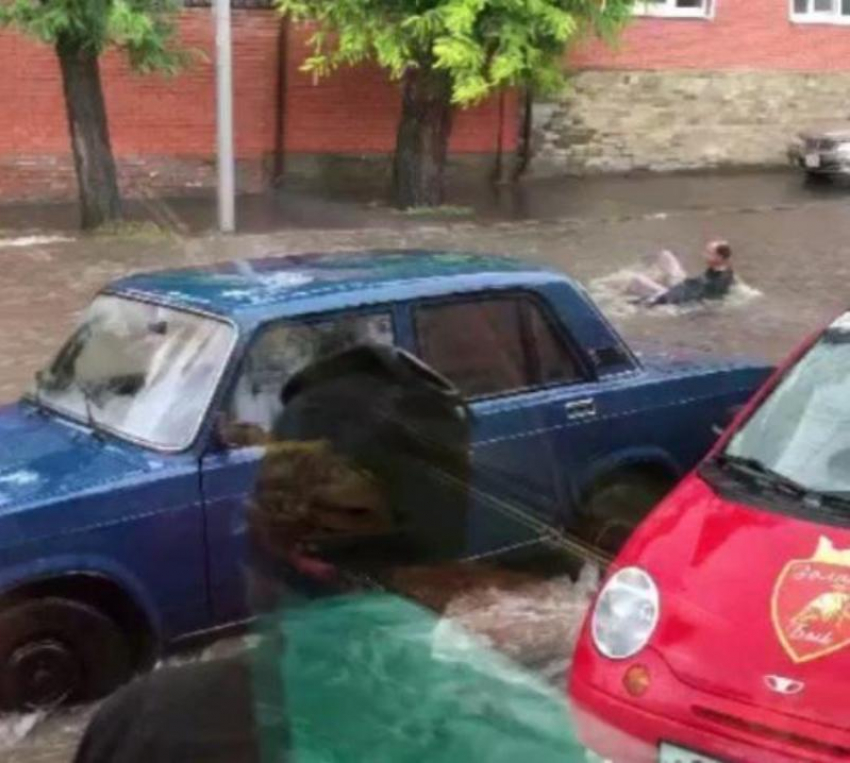 Страшный ливень в Ростове: видео с места событий
