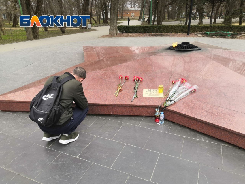Таганрожцы несут цветы в память о жертвах теракта в Подмосковье