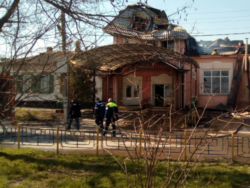 Утренние  фото с мест пожара в Таганроге