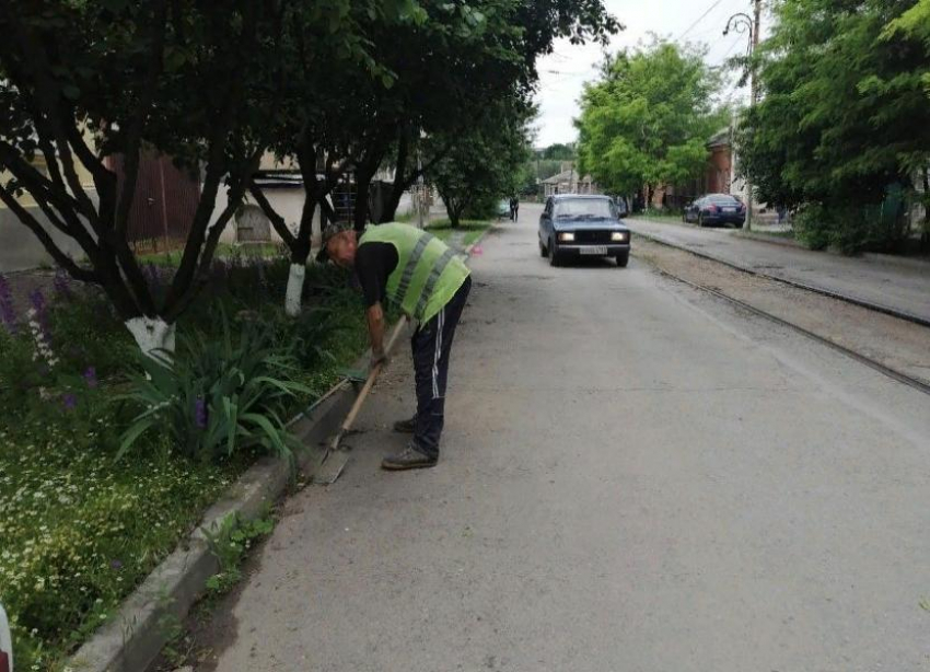 В Таганроге продолжается уборка дорог: вывезли 3800 кубометров грунта