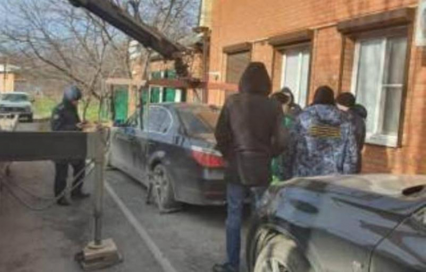 В Таганроге за один рейд арестовали восемь автомобилей налоговых должников 