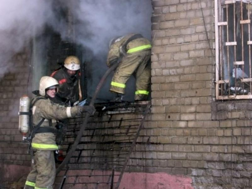 В Таганроге в пожаре на ул. Заводской спасли людей 
