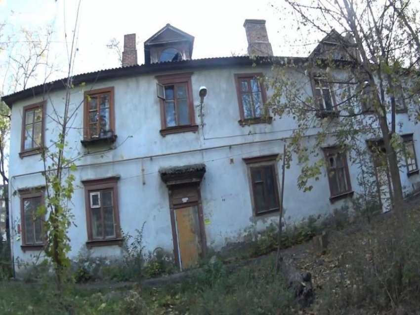 В Таганроге загорелся заброшенный дом по улице Чехова