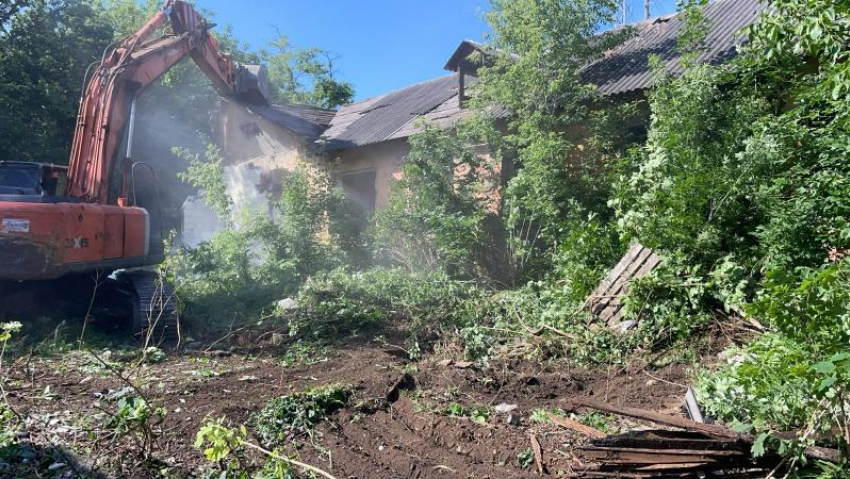 В Таганроге снесли еще три аварийных дома