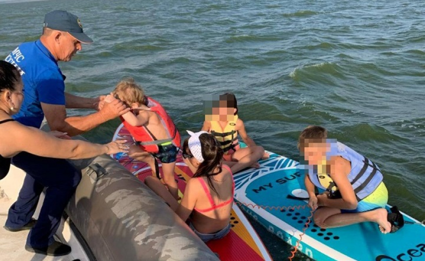 Спасатели помогли женщине с тремя детьми, которые дрейфовали в Таганрогском заливе