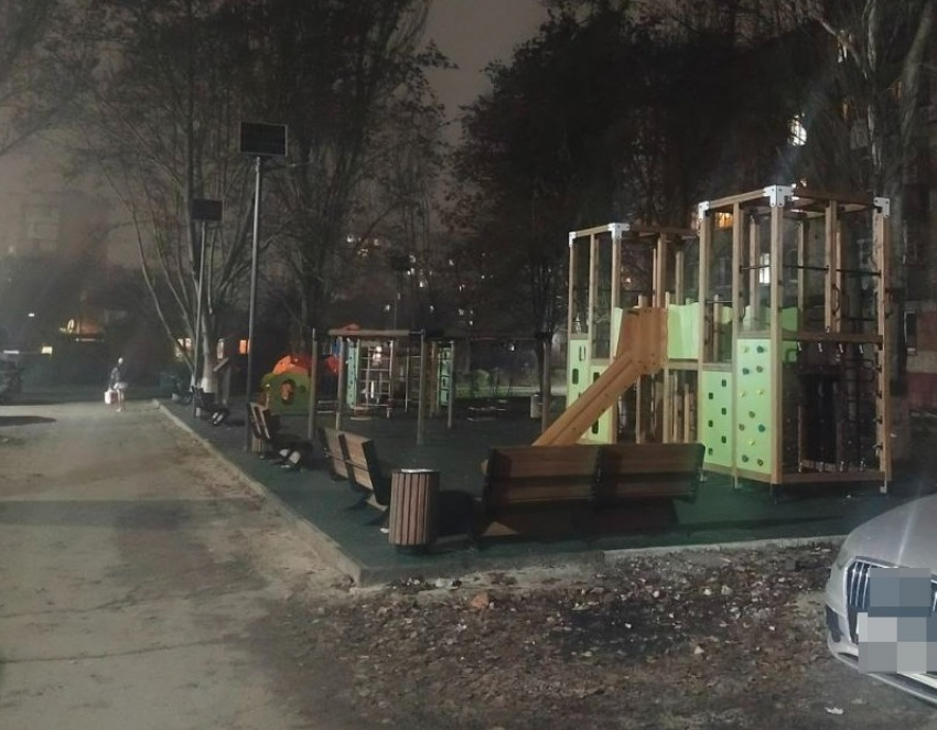 Детская площадка в Таганроге погружается в сумрак и как это связано с погодой?