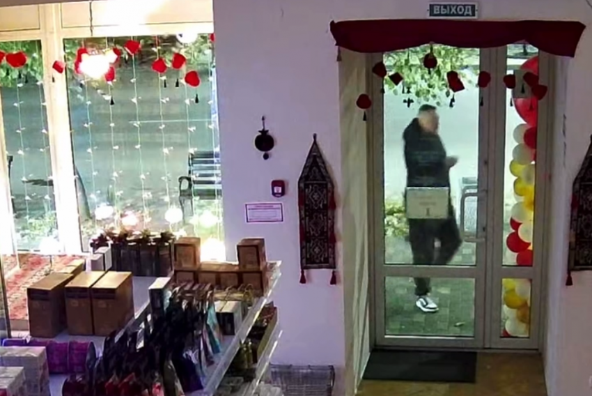 Прижигал сигаретой: хулиган этой ночью развлекался в Таганроге - видео 