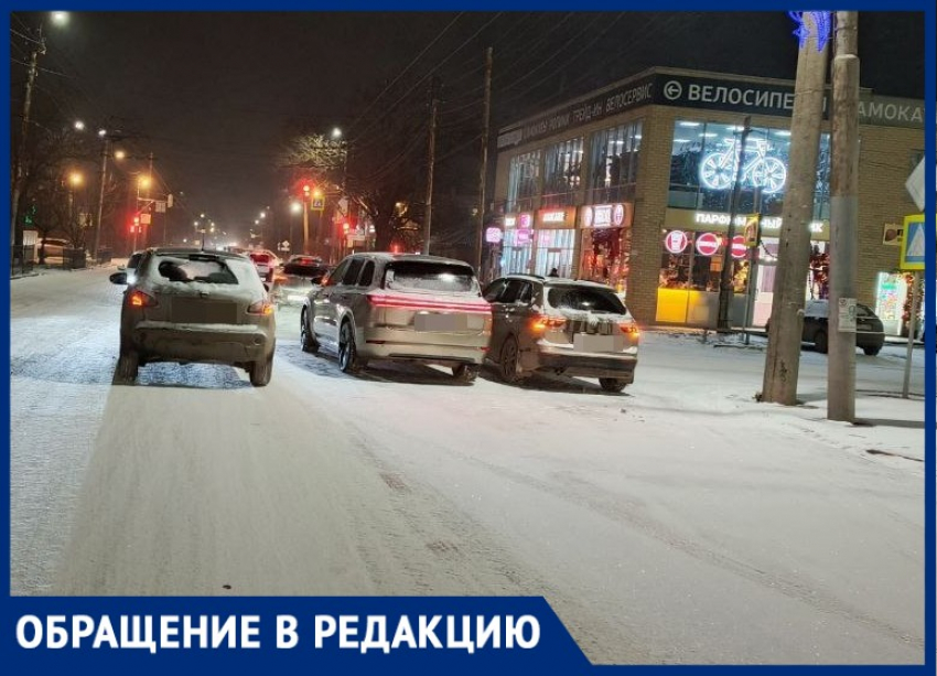 Разъярённый мужчина набросился на женщину из-за аварии в Таганроге